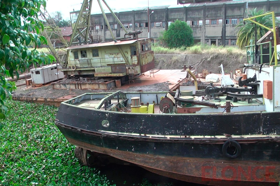 Barcos hundidos en la d&aacute;rsena del puerto de Paran&aacute; (foto Elonce)