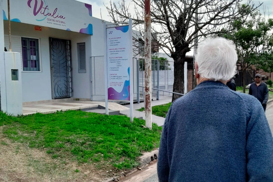 Caminata por el barrio para cumplir con la tradici&oacute;n. (Elonce)