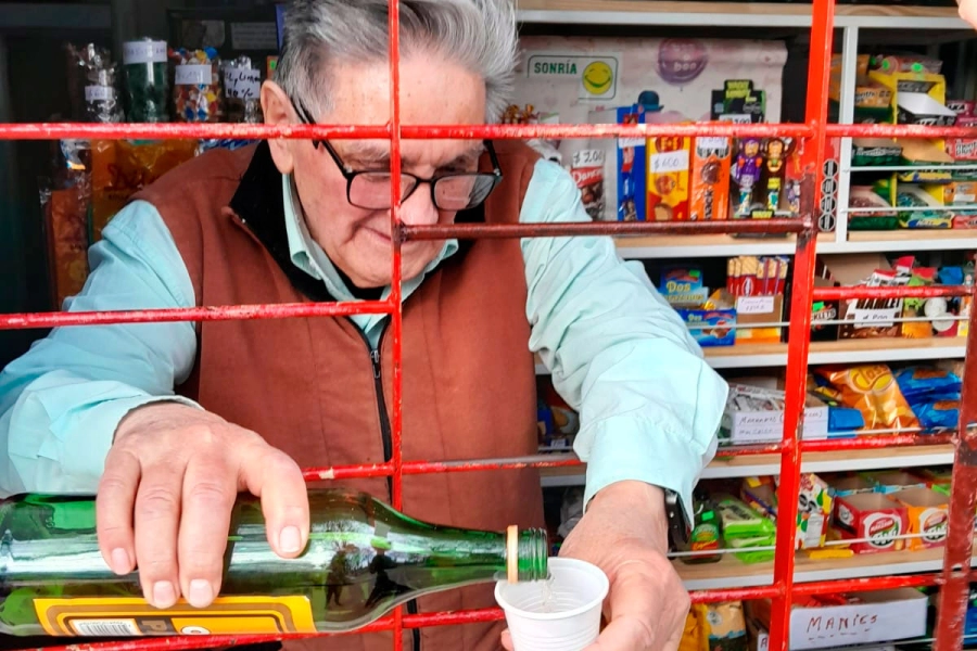 Daniel Leone sirve al ca&ntilde;a con ruda. (Elonce)