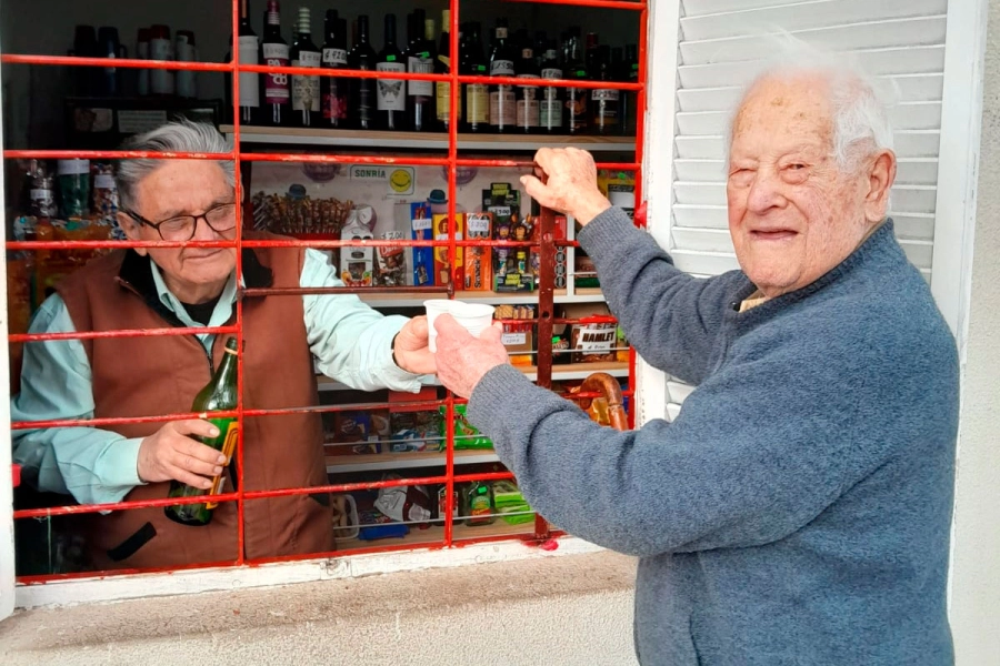 Don Chicho Flores y Daniel Leone cumpliendo la tradici&oacute;n. (Elonce)