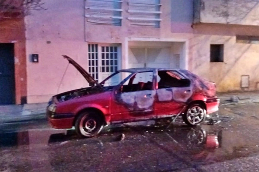 Un auto se incendi&oacute; y las llamas provocaron daños en una casa