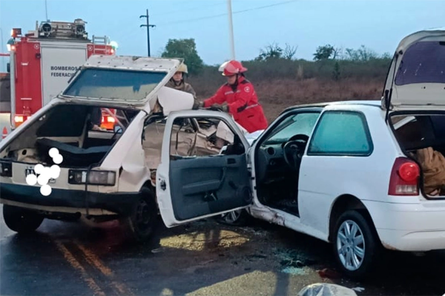 Cinco heridos, entre ellos una niña, tras fuerte choque entre dos autos