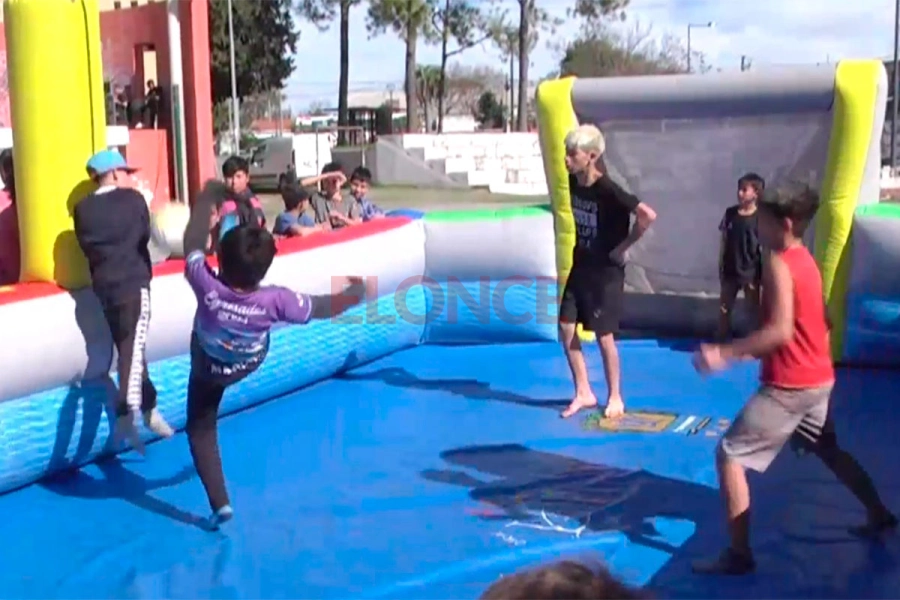 Los niños jugaron al f&uacute;tbol en una cancha inflable. Foto: Elonce.