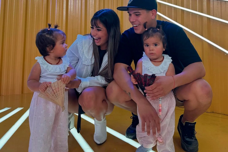 Daniela Celis y Thiago Medina, junto a sus hijas (foto Instagram)