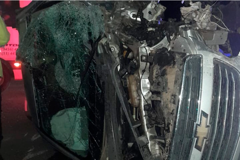 Una persona quedó atrapada tras violento choque frontal entre un auto y una camioneta en la Autovía Artigas