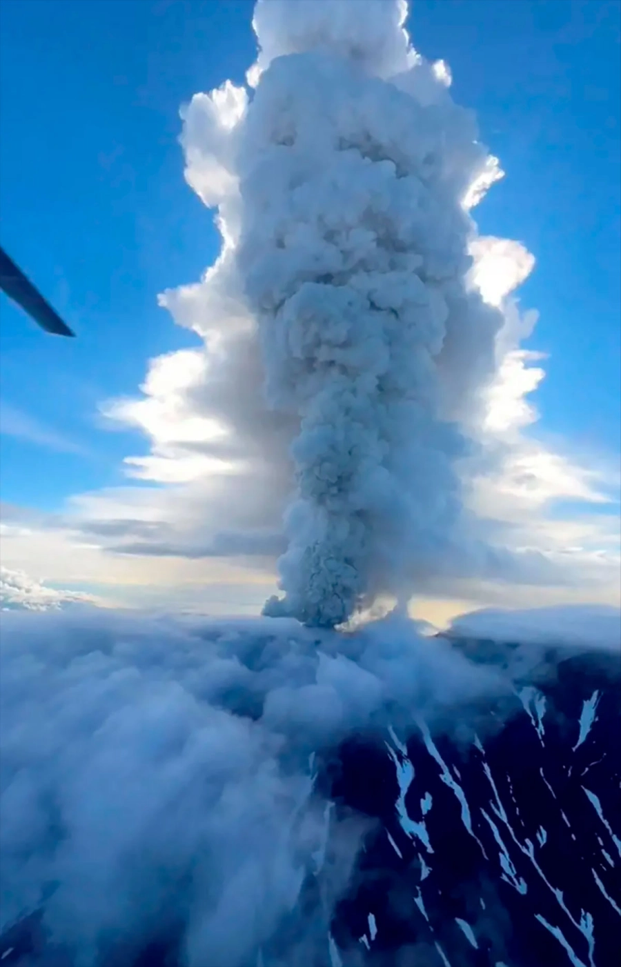 El Krasheninnikov expulsa material volc&aacute;nico. La columna de ceniza alcanz&oacute; los 6 km de altura. (Reuters).