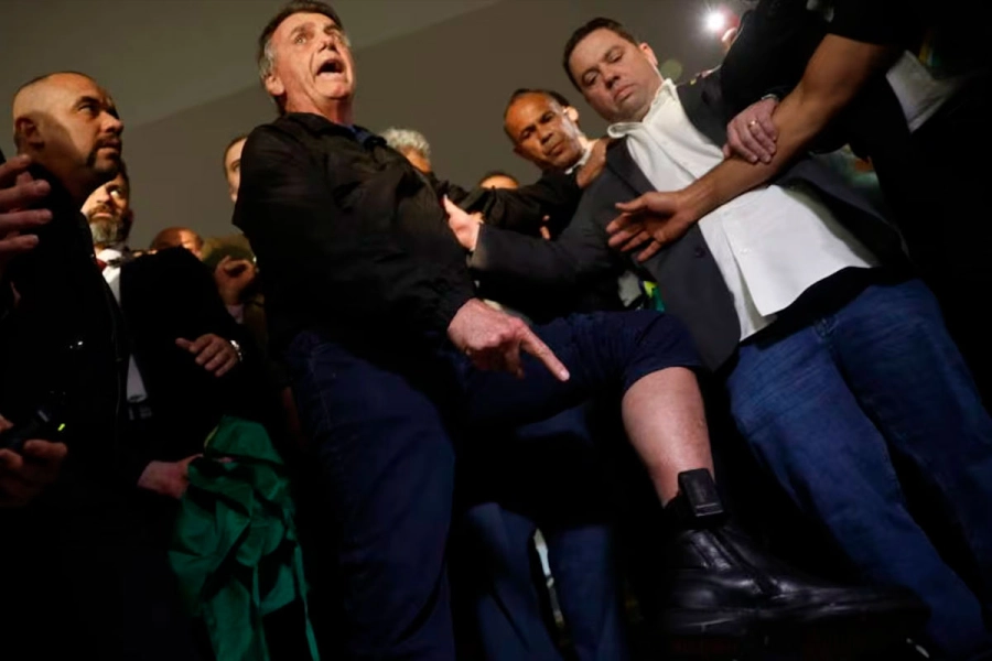 Jair Bolsonaro muestra su tobillera electr&oacute;nica (Foto: Cortes&iacute;a/Folha)