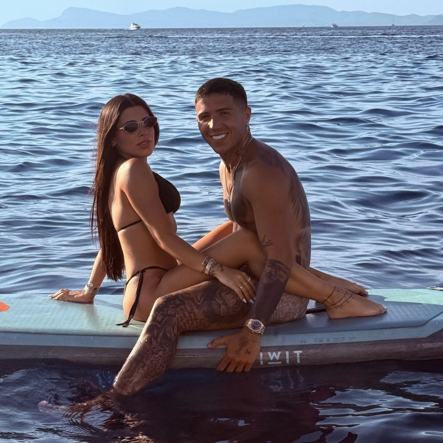 Valentina Cervantes con Enzo Fern&aacute;ndez en Ibiza. Instagram