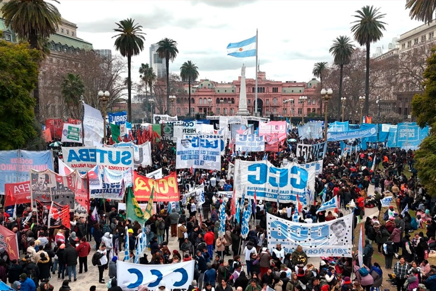 La CGT marcha en protesta contra la reforma laboral junto con las CTA y organizaciones sociales