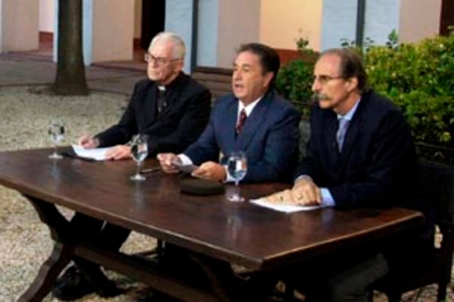 El expresidente Eduardo Duhalde destac&oacute; el papel del cardenal Karlic en la Mesa del Di&aacute;logo de 2002