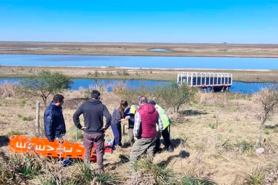 Camión con acoplado hizo un trompo y volcó en el Puente Victoria-Rosario