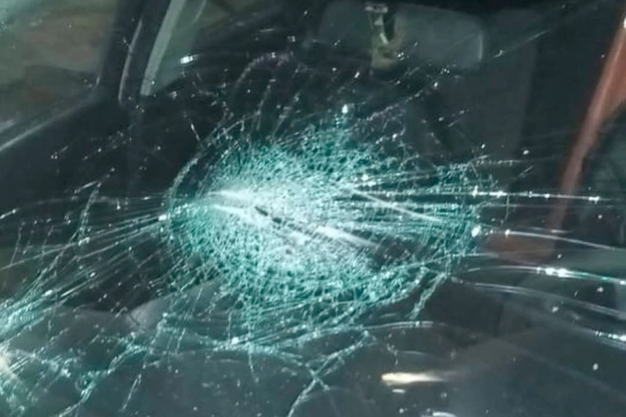 Uno de los veh&iacute;culos dañados. Foto: Ministerio de Seguridad.