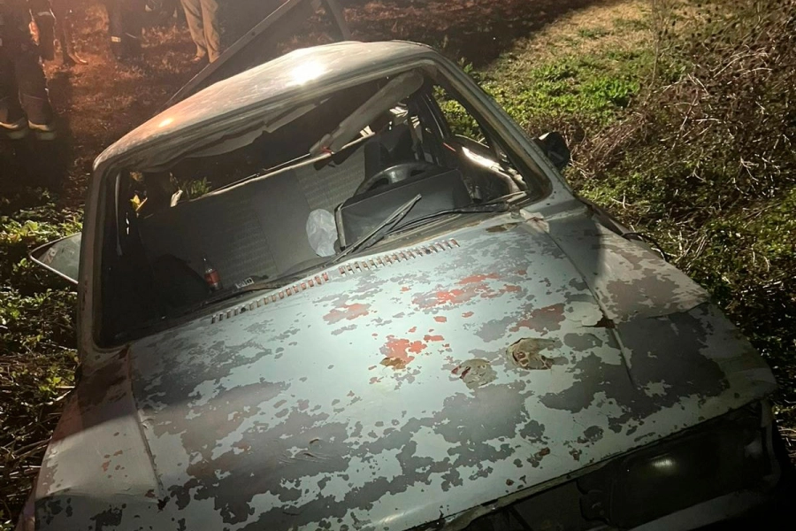 Cinco personas, entre ellas dos menores, fueron hospitalizadas tras un vuelco