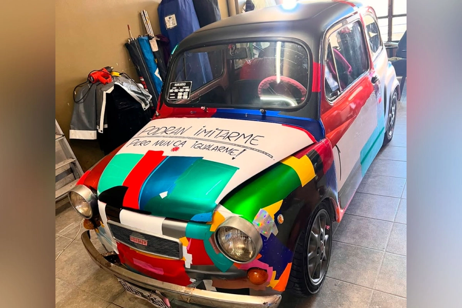 Joven cubri&oacute; de tela de peluche rosa su Fiat 600 en Paran&aacute;