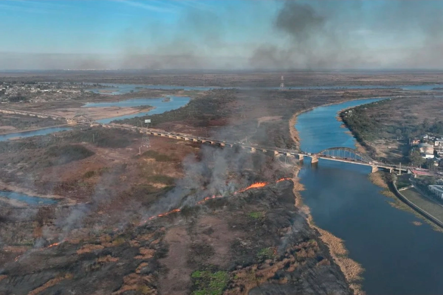 Un impactante incendio en zona de islas del r&iacute;o Salado. (El Litoral).
