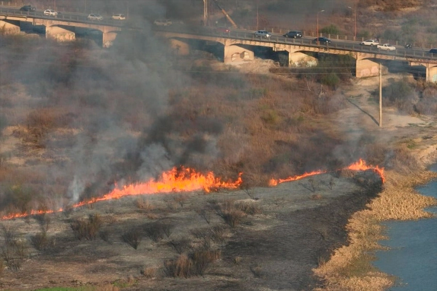 Un impactante incendio afect&oacute; a la zona de islas del r&iacute;o Salado. (El Litoral).