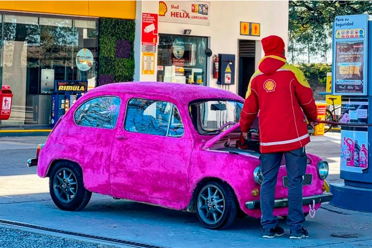 De clásico a único: Joven cubrió de tela de peluche rosa su Fiat 600 en Paraná