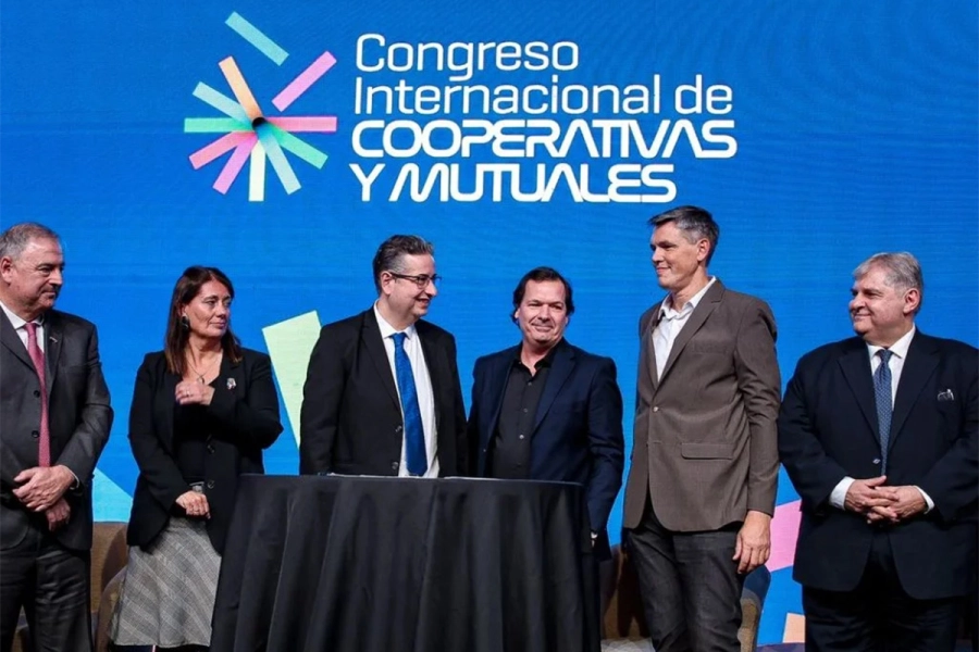 El ministro de Cooperativas y Mutuales de C&oacute;rdoba, Gustavo Brand&aacute;n, el ministro de Gobierno de la provincia Manuel Calvo y el presidente de la Confederaci&oacute;n Argentina de Mutualidades (CAM), Alejandro Russo.