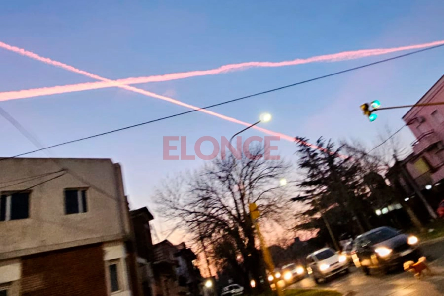 Estelas de aviones sorprendieron a vecinos de Paran&aacute; (foto Elonce)