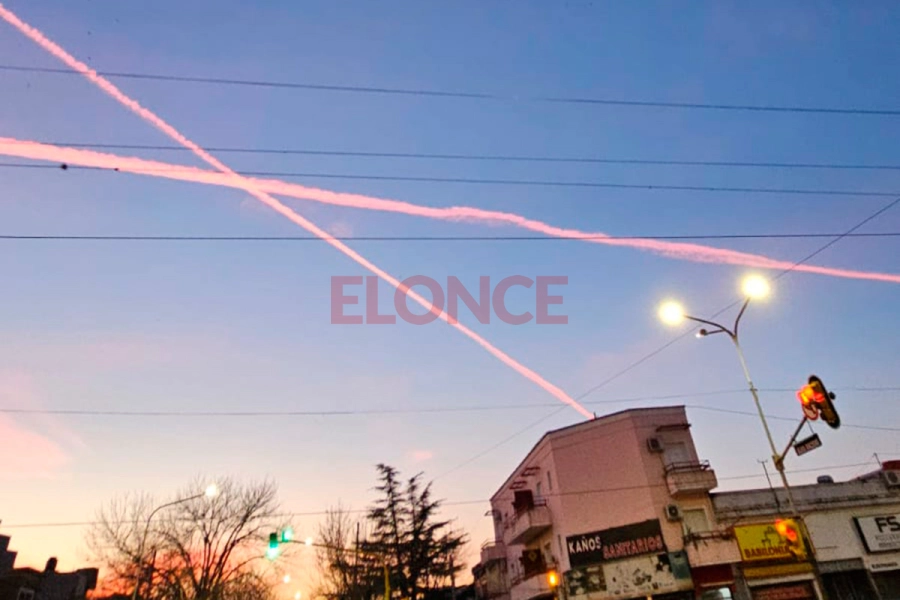 Estelas de aviones sorprendieron a vecinos de Paran&aacute; (foto Elonce)