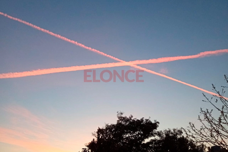 Estelas de aviones sorprendieron a vecinos de Paran&aacute; (foto Elonce)