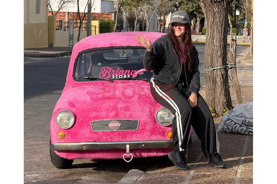 La historia del Fiat 600 cubierto de peluche que despierta sonrisas