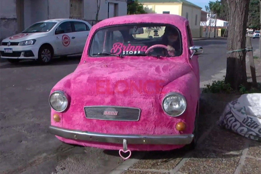 La historia del Fiat 600 cubierto de peluche que despierta sonrisas