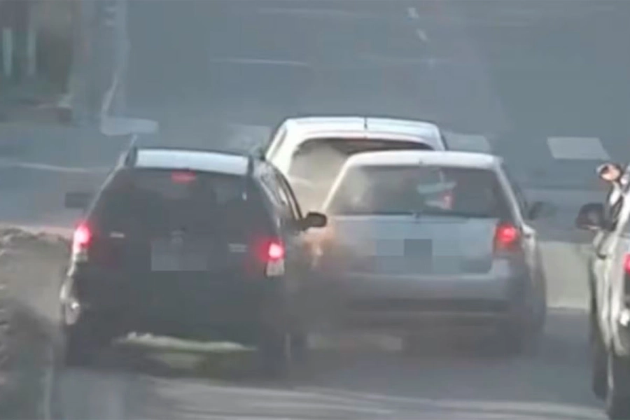 Esquivaron un control, chocaron autos y fueron detenidos en los techos