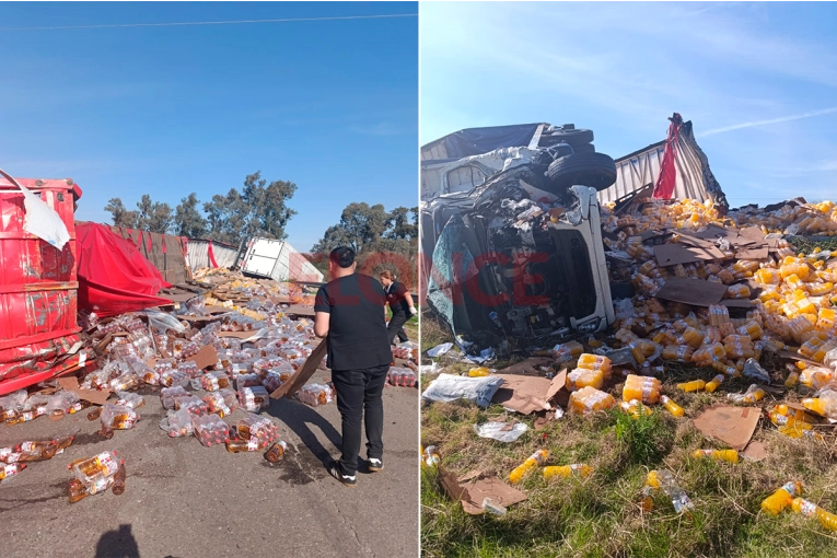 Dos camiones chocaron en la ruta 11 y esparcieron gran cantidad de botellas de jugo