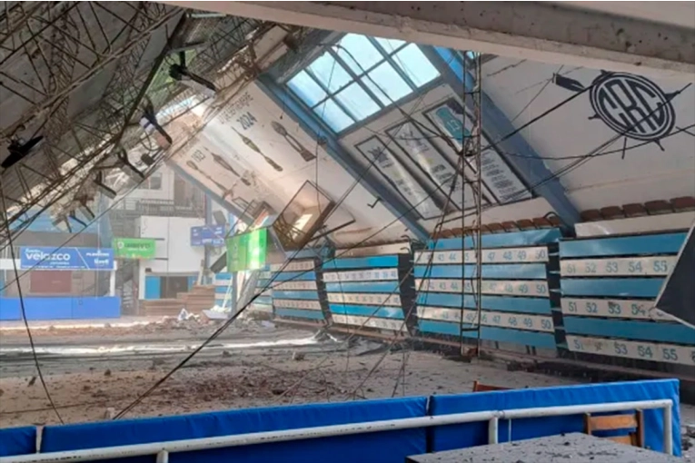 Se derrumbó el techo del estadio de básquet del Club de Regatas Corrientes: imágenes