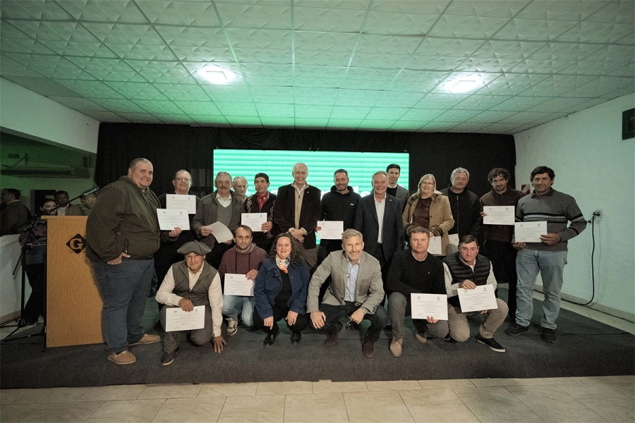 Entrega de cr&eacute;ditos a ganaderos. Gobierno de Entre R&iacute;os