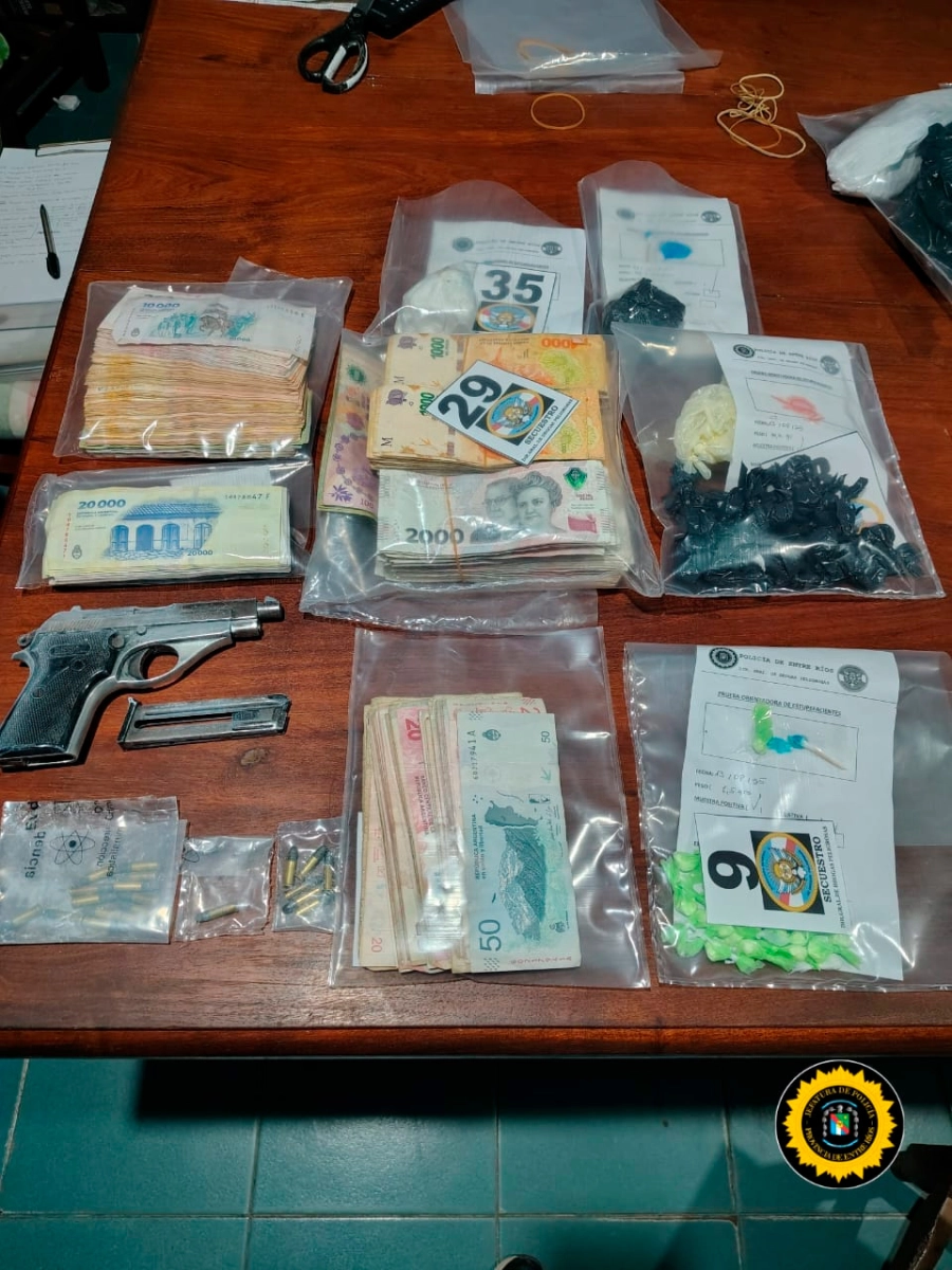Dinero y arma incautados. PER