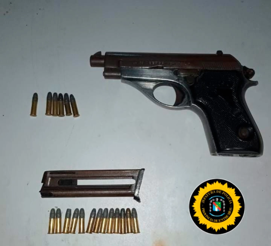 Arma incautada en procedimiento por narcomenudeo. PER