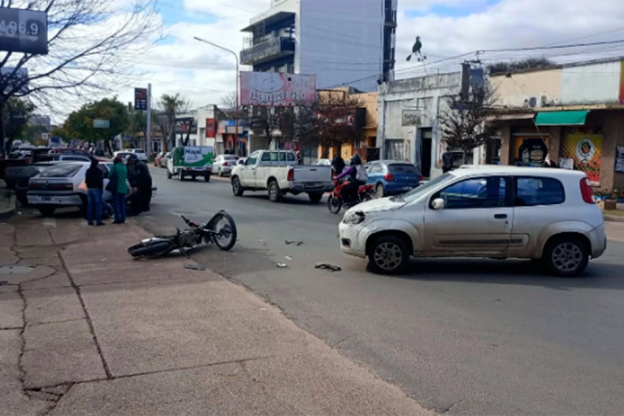 Fuerte choque entre un auto y una moto