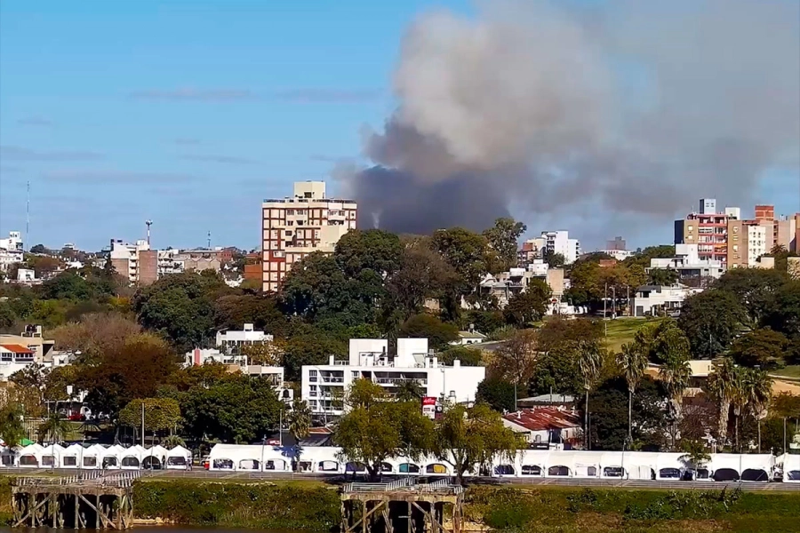 Vista del humo desde la costanera. (Elonce).