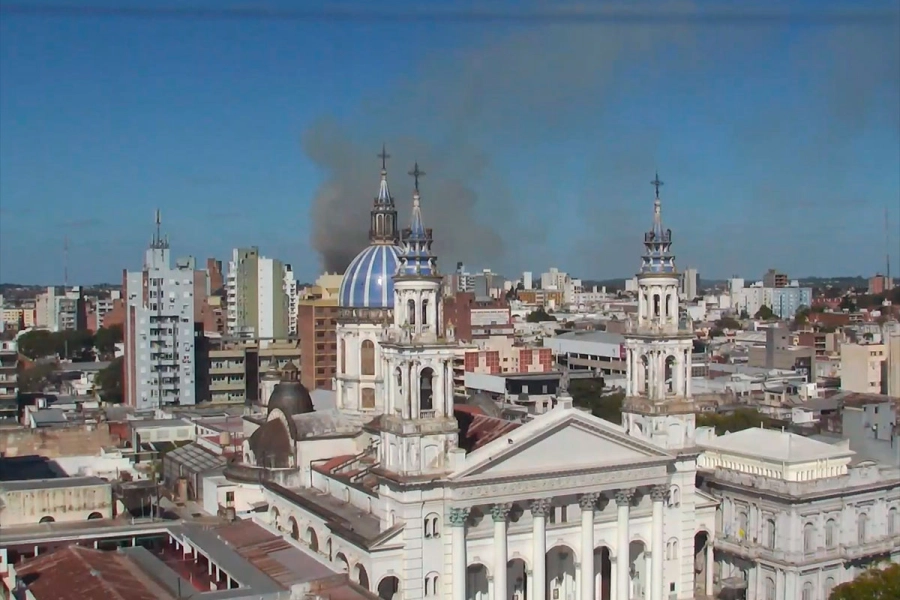 Vista del humo desde el centro de la ciudad. (Elonce).