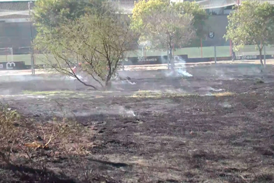 Incendio en el predio del ex hip&oacute;dromo. (Elonce).