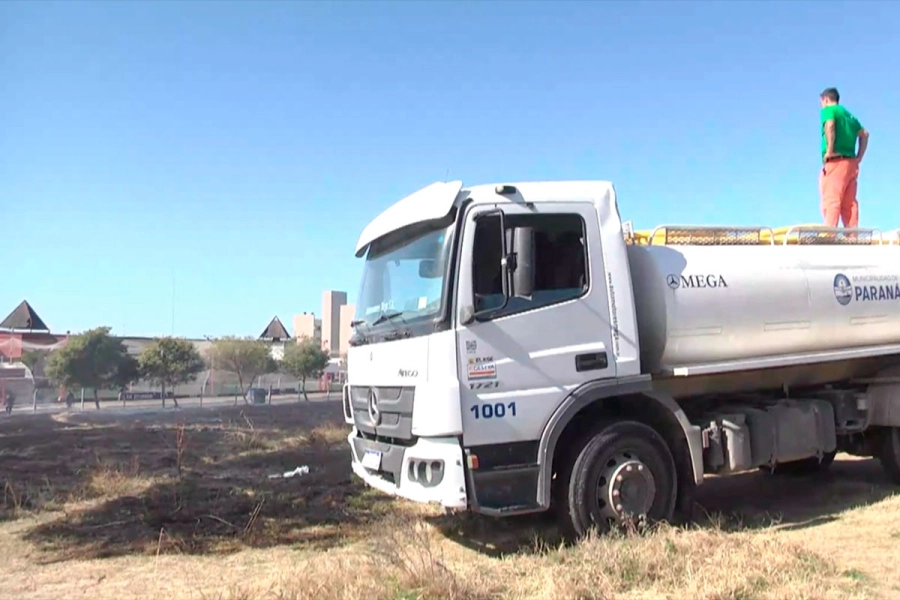 Incendio en el predio del ex hip&oacute;dromo. (Elonce).