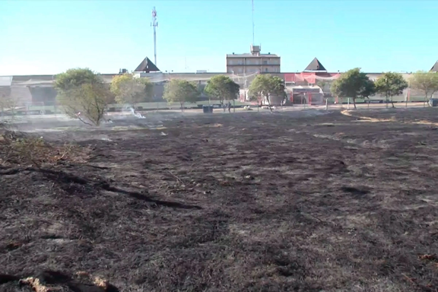 Incendio en el predio del ex hip&oacute;dromo. (Elonce).