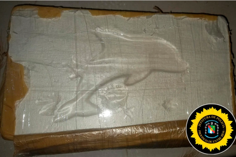 Hallaron un kilo de cocaína “con el logo del delfín” en allanamientos por balaceras en Paraná