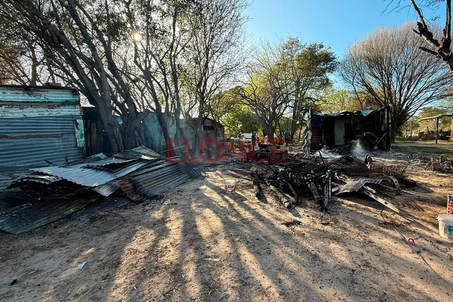 Investigan incendio intencional que dej&oacute; a una familia sin nada (foto Elonce)