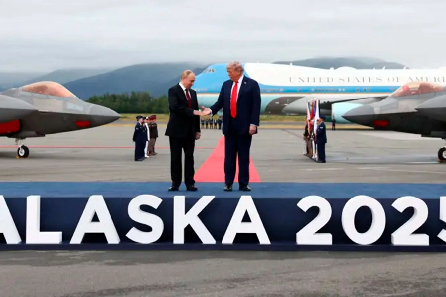 Trump y Putin posaron brevemente para la prensa. (Reuters).