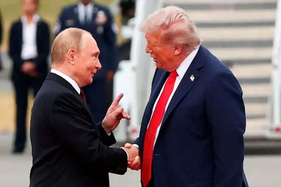 Putin fue recibido por Trump en la pista de aterrizaje de la base a&eacute;rea de Anchorage. (Reuters)