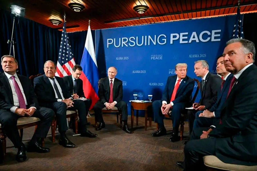 Trump y Putin junto a sus traductores y los dos asesores que acompañan a cada uno. (Getty Images).