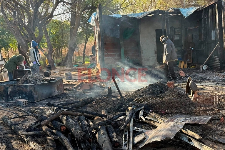 Incendio intencional destruyó una vivienda en Paraná y la familia pide ayuda