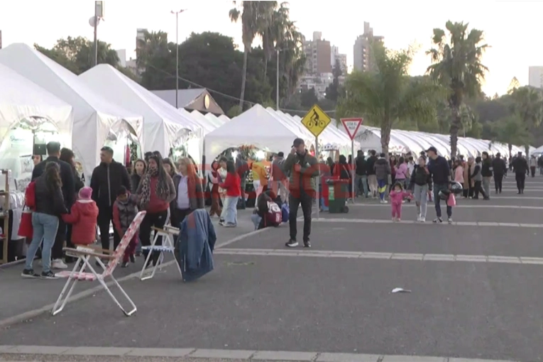 La gente disfruta de la Feria de Artesanos y Emprendedores en Paraná