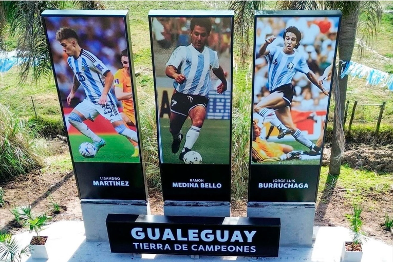 Gualeguay inauguró gigantografías en honor a Burruchaga, Medina Bello y Lisandro Martínez