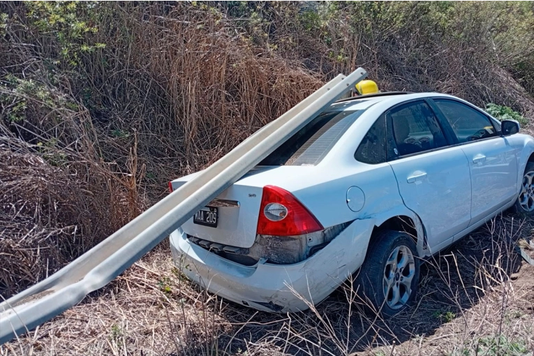 Un auto despistó de la Ruta 18, chocó el guardarrail y quedó en la banquina en Paraná