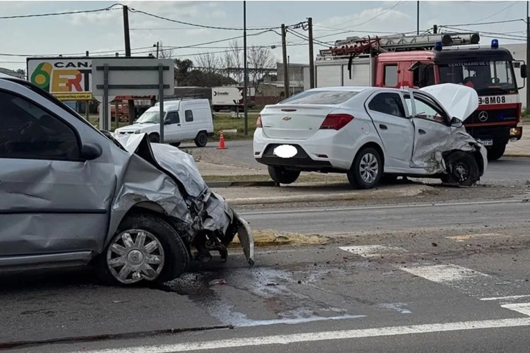 Triple colisión en el acceso a Crespo: varios heridos y traslado a centros de salud