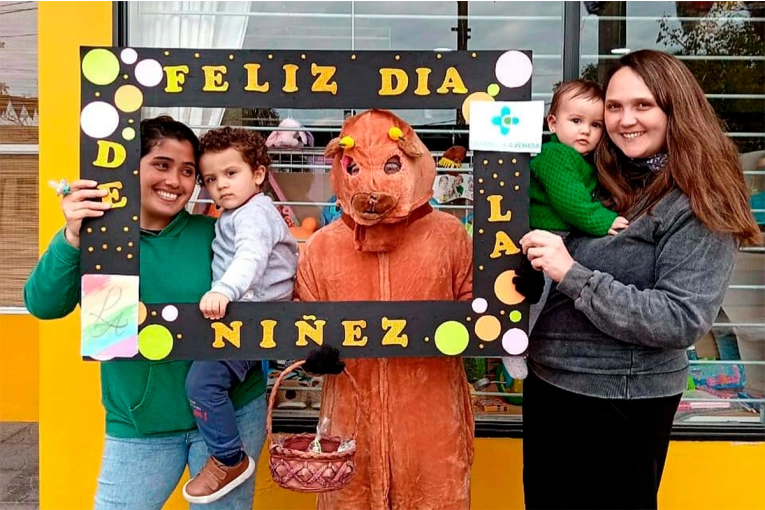 Día del Niño: un joven con síndrome de Down repartió alegría en farmacia y hospital entrerrianos